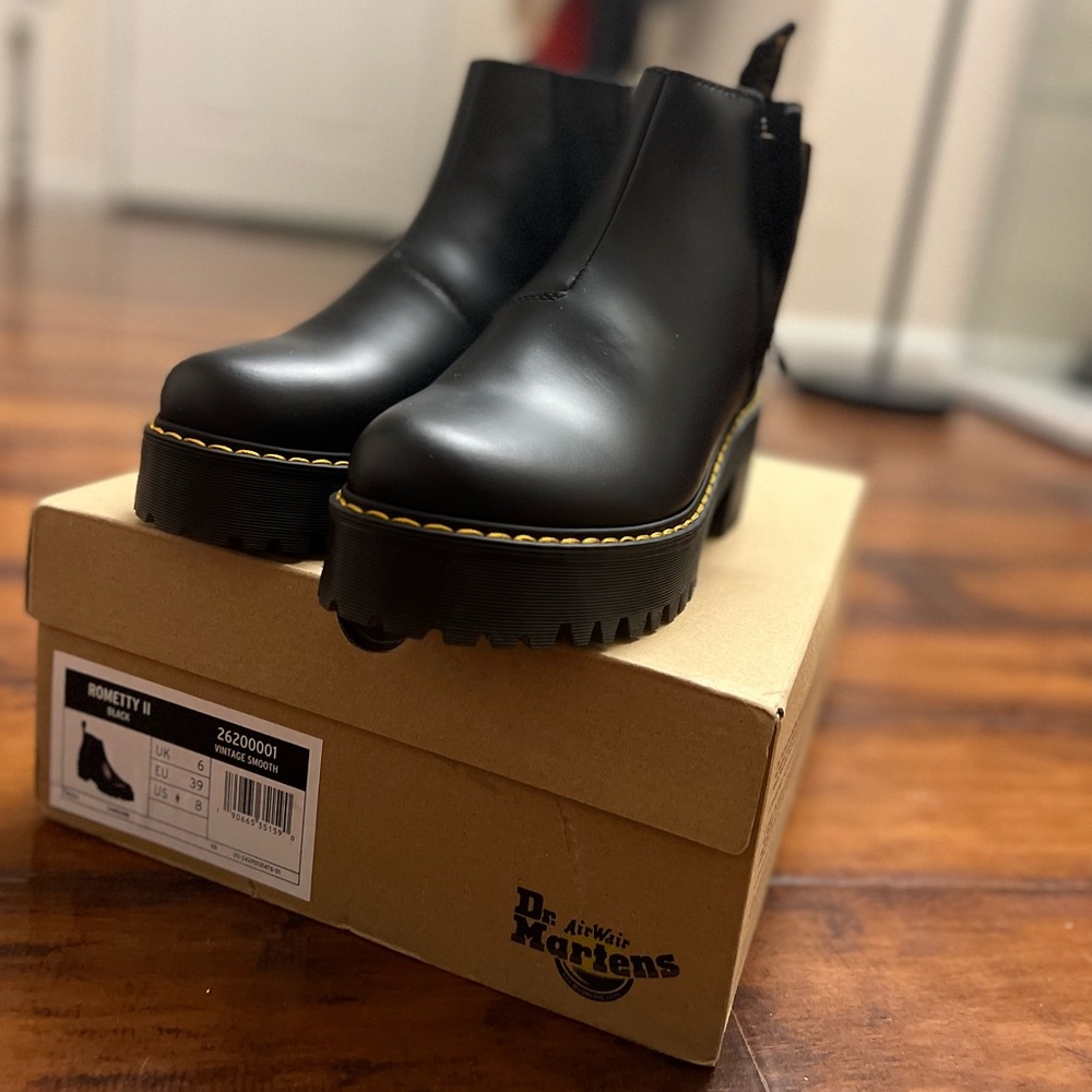 Rometty II Dr. Martens US 8 UK 6 black vintage smooth platform zip Chelsea boot